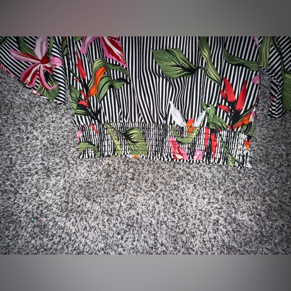 True destiny cropped black and white striped floral blouse with tie back - Picture 2 of 5